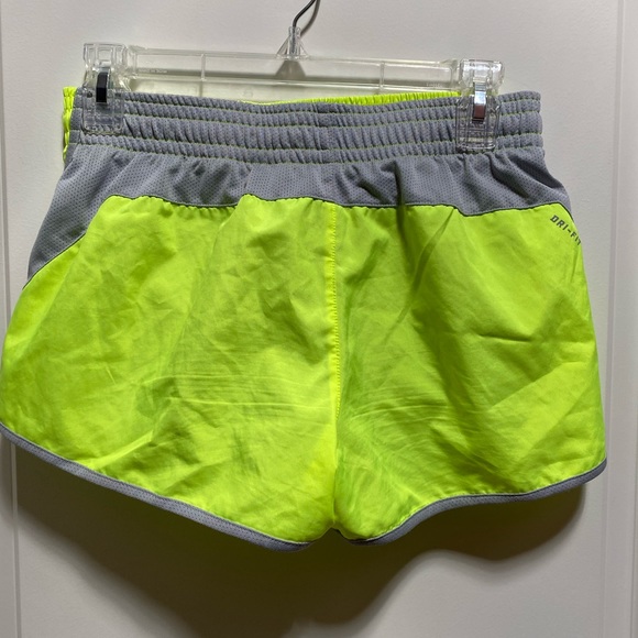 Athletic shorts - Picture 2 of 3